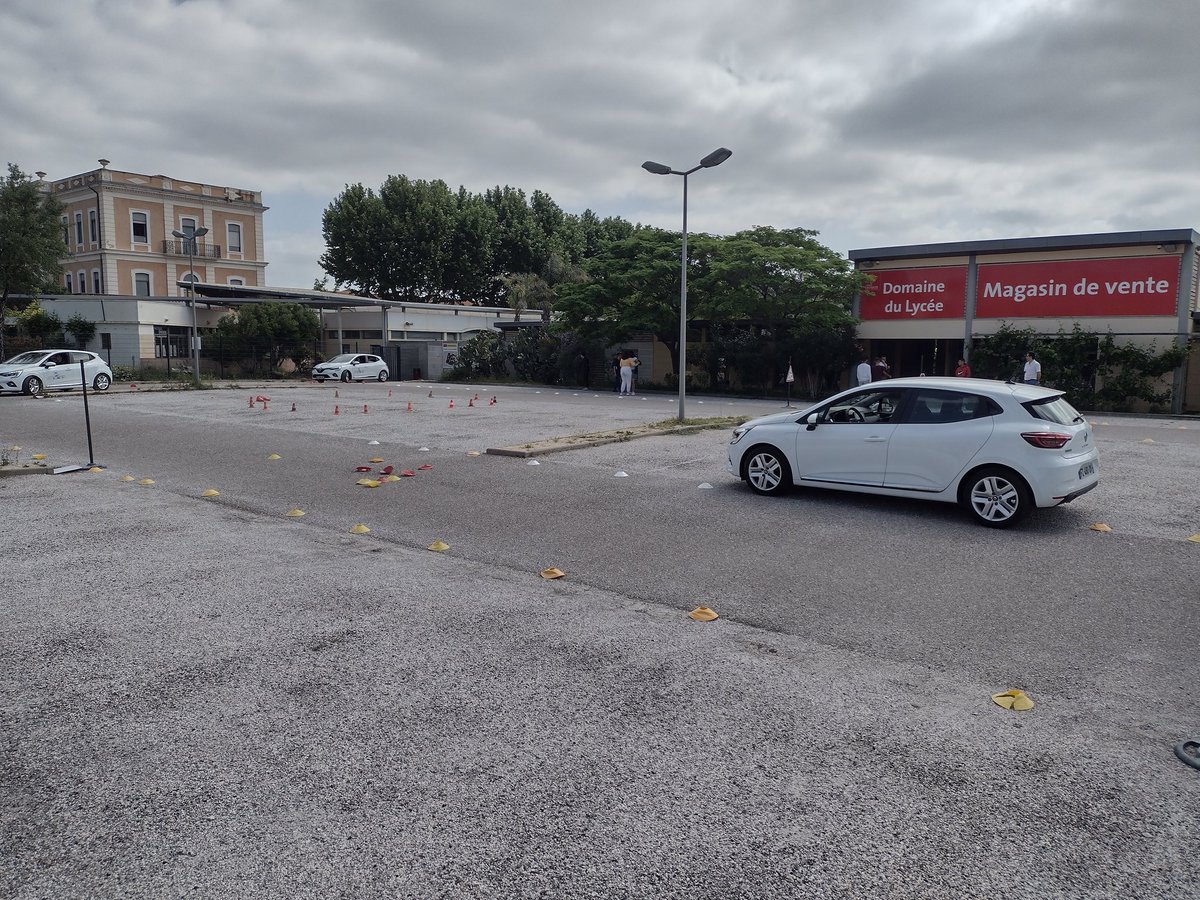DominiqueDurini's tweet photo. @GroupamaMed la Fédération des P.O lance une opération de prévention routière d'envergure Régionale " 10 de conduite jeune " au Lycée Agricole de Rivesaltes. Cette action encadrée par les gendarmes se terminera mercredi matin pour une remise de prix. https://t.co/II3HixIk2q