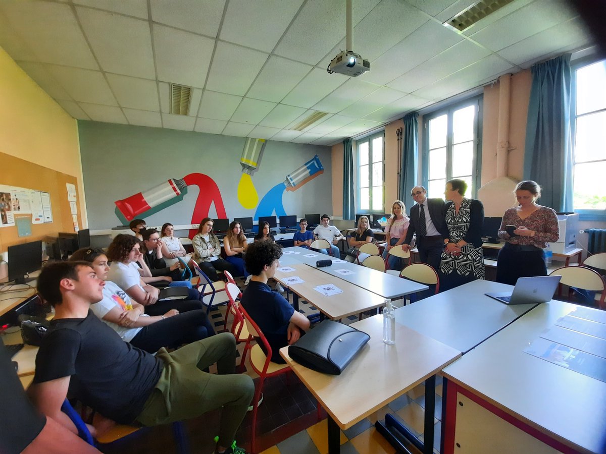 accorse's tweet photo. #ÉgalitéFemmesHommes : 165 élèves de collèges &amp; lycées de l'@accorse ont dénoncé les stéréotypes dans la vie professionnelle, en produisant affiches ou vidéos. Les lauréats de cette 2ème édition du défi "Clash tes stéréotypes" ont été récompensés cet après-midi, au lycée Fesch.👏 https://t.co/8dHtTMAFkq