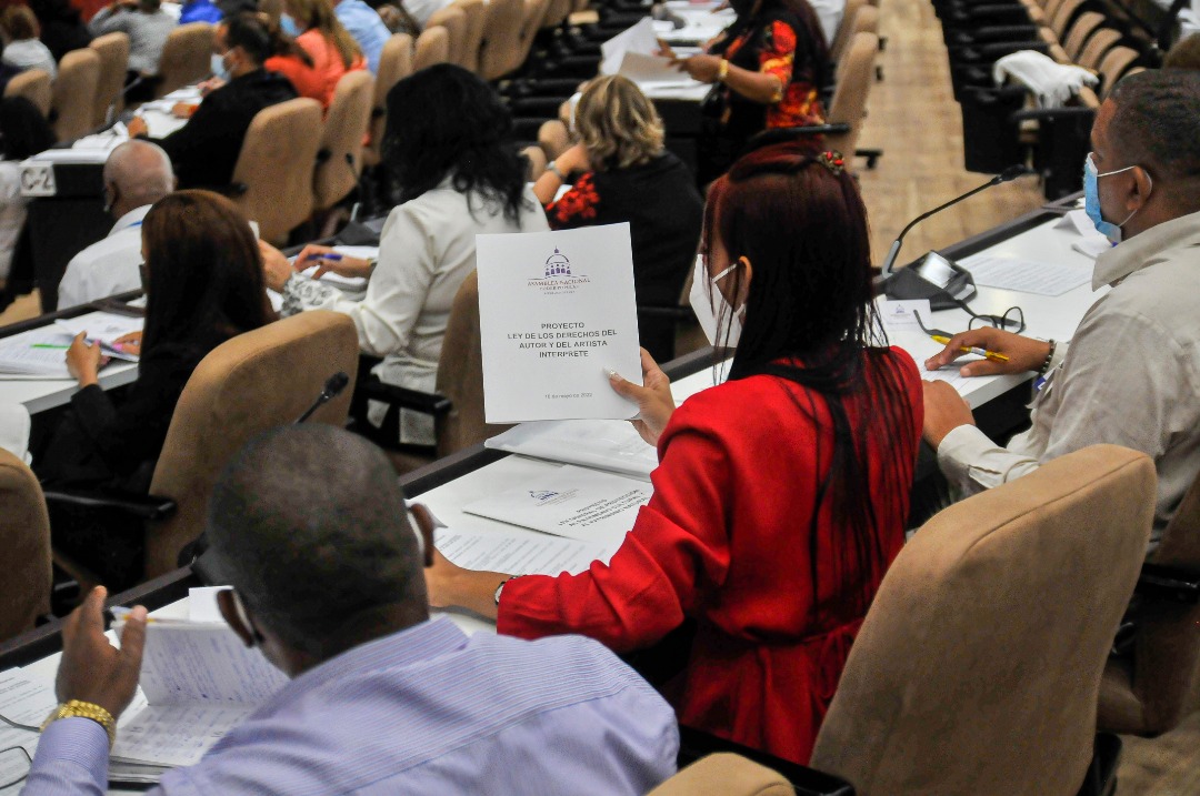 #Ahora El General de Ejército Raúl Castro Ruz,<a href="/DiazCanelB/">Miguel Díaz-Canel Bermúdez</a> y el Presidente de <a href="/AsambleaCuba/">Asamblea Nacional Cuba</a> Esteban Lazo Hernández, debaten normativas que apuestan por el ordenamiento jurídico en temas #patrimoniales y de producción #literaria y #artística
Fotos <a href="/serguymontalvo/">sergei montalvo aróstegui</a>