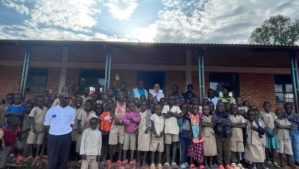 UNICEF_Burundi's tweet photo. Mission conjointe @UEauBurundi &amp; @UNICEF à #Ruyigi, visite d’écoles qui ont accueilli des #enfants rapatriés. Grâce au projet financé par #UE, 400 enseignants ont été formés &amp;du matériel scolaire fournis, ainsi plus de 53 000 enfants ont pu se mettre à niveau  
#PourChaqueEnfant https://t.co/moH6LrLy9g
