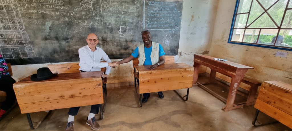 UNICEF_Burundi's tweet photo. Mission conjointe @UEauBurundi &amp; @UNICEF à #Ruyigi, visite d’écoles qui ont accueilli des #enfants rapatriés. Grâce au projet financé par #UE, 400 enseignants ont été formés &amp;du matériel scolaire fournis, ainsi plus de 53 000 enfants ont pu se mettre à niveau  
#PourChaqueEnfant https://t.co/moH6LrLy9g
