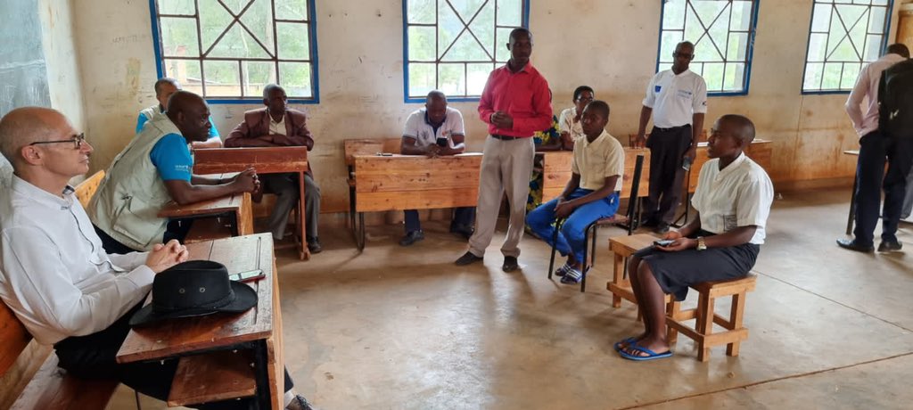 UNICEF_Burundi's tweet photo. Mission conjointe @UEauBurundi &amp; @UNICEF à #Ruyigi, visite d’écoles qui ont accueilli des #enfants rapatriés. Grâce au projet financé par #UE, 400 enseignants ont été formés &amp;du matériel scolaire fournis, ainsi plus de 53 000 enfants ont pu se mettre à niveau  
#PourChaqueEnfant https://t.co/moH6LrLy9g