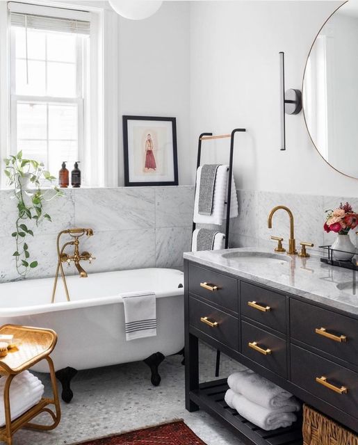 AlphaCounterTop's tweet photo. Loving everything about this bathroom designed by @arazi_levine_design π€
#marblevanitytop #blackcabinets #blackandwhitebathroom #bathroomsofinsta #bathroomgoals #bathroominspiration https://t.co/b1DkNXqxlw
