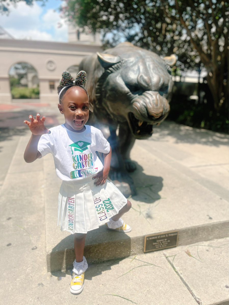 _Germanii's tweet photo. My baby said “she will be attending LSU “ 💜💛🧑‍🎓 She already has her life planned out ! #LSU #Classof2022  #FightOn @LSUNews https://t.co/ESl1lBpgMW