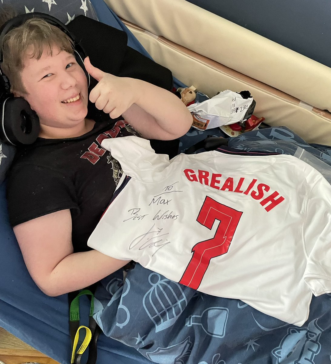 DervChown's tweet photo. Although my son Max has gone through a tough time recently he is slowly recuperating in bed, today he received a lovely gift sorted out as a surprise by a family friend. We will be getting it framed. The football family really is the best family! ⚽️ https://t.co/pwekAfIrgL