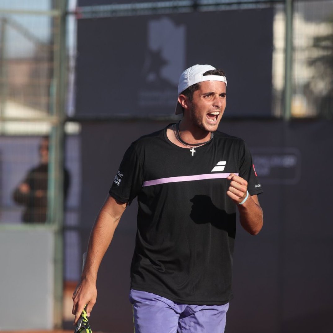 vgrigera_'s tweet photo. ¡#TAVERNA Y UN TRIUNFAZO EN #PARIS!
@santyelduke (203°) derrotó a Filip #Horansky (196°) por 4-6 6-2 y 6-3 para meterse en la QR2 de #RolandGarros, donde chocara con Timofey #Skatov (191°). https://t.co/FNxYBOG3IU