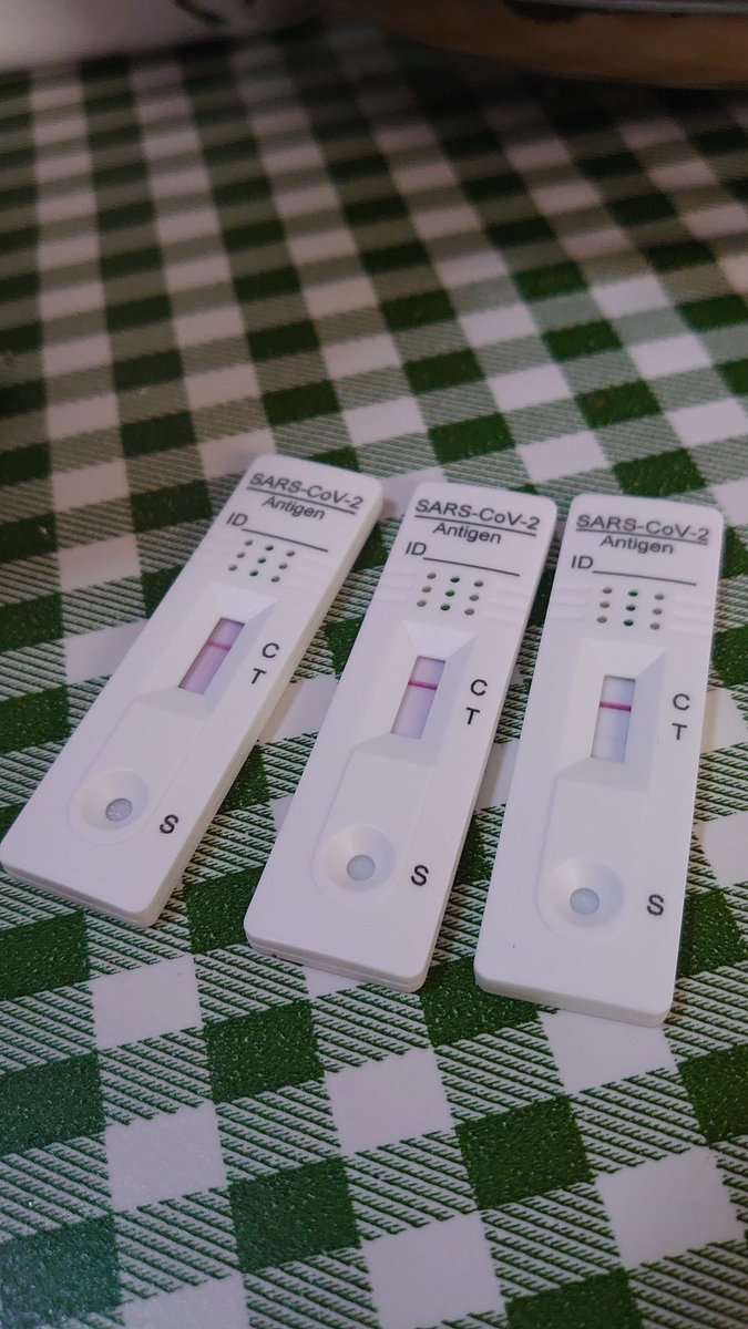 casi un año que no público nada,pongo foto de test de antígenos, está a la orden del e día, 7 ola?.Nos contagiamos,era inevitable,por suerte las vacunas y este tipo de variante ayuda que no sea tan grave la cosa,cuidaros porque nunca se sabe cómo actuará en vuestro cuerpo,besazos