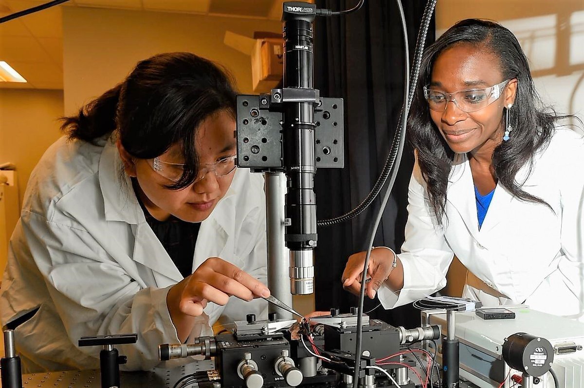 Happy International Day of Light! At the Center for Bioelectronics, we build upon the study of light to develop groundbreaking methodology and diagnostic tools to help our communities that are struggling with prominent diseases like diabetes and prostate and breast cancer.