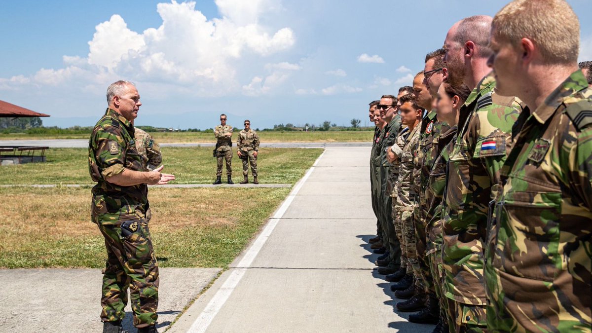 Samen met <a href="/MinPres/">Rob Jetten</a> vandaag onze mensen in Bulgarije bezocht. Ik ben onder de indruk hoe snel het gelukt is om operationeel te zijn met de F-35's en wat jullie hier neergezet hebben! Ik wens jullie dan ook een goede laatste periode in Bulgarije. 
defensie.nl/actueel/nieuws…