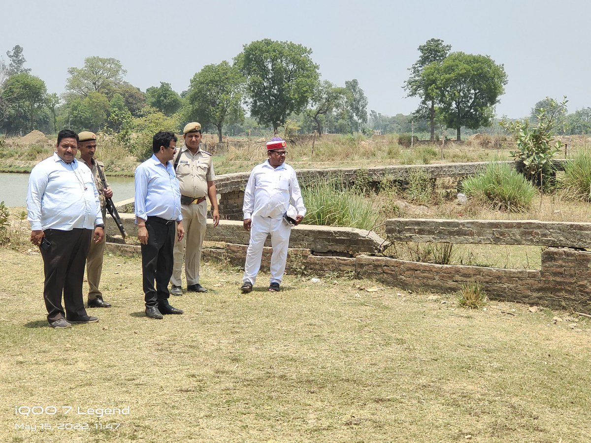 खलिहान से अतिक्रमण हटवाया गया
उपजिलाधिकारी सदर को मोबाइल से किसी व्यक्ति के द्वारा फोन किया गया की ग्राम पहाड़ापुर की भूमि गाटा संख्या 693 रकबा 0.252 हेक्टेयर भूमि पर ग्राम पहाड़ापुर में खलिहान की भूमि से कब्जा हटवाया गया।