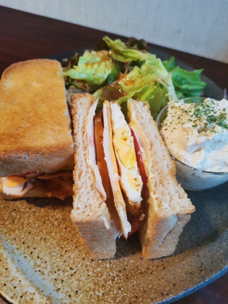 _fine_estate's tweet photo. 【メニュー紹介】

"糖質15g"フレッシュトマトとスモークチキンの低糖質トーストサンド

フレッシュトマトとスモークチキン。チェダーチーズ、オリーブオイルの目玉焼き。具だくさん。
何と付け合わせも入れて糖質たったの15g!!
もちろん味にも妥協はしません♪

リーフサラダとおからのサラダを添えて https://t.co/L3xSFzpn2E