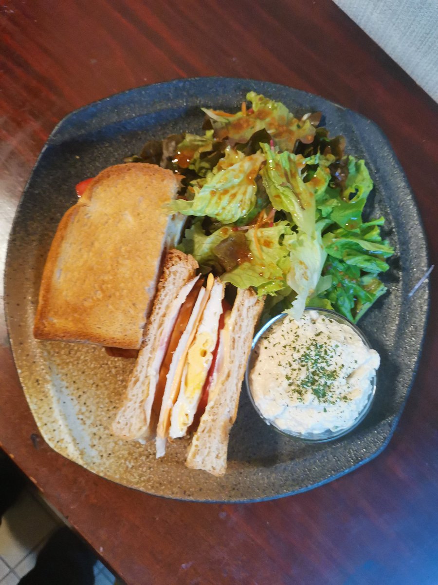 _fine_estate's tweet photo. 【メニュー紹介】

"糖質15g"フレッシュトマトとスモークチキンの低糖質トーストサンド

フレッシュトマトとスモークチキン。チェダーチーズ、オリーブオイルの目玉焼き。具だくさん。
何と付け合わせも入れて糖質たったの15g!!
もちろん味にも妥協はしません♪

リーフサラダとおからのサラダを添えて https://t.co/L3xSFzpn2E