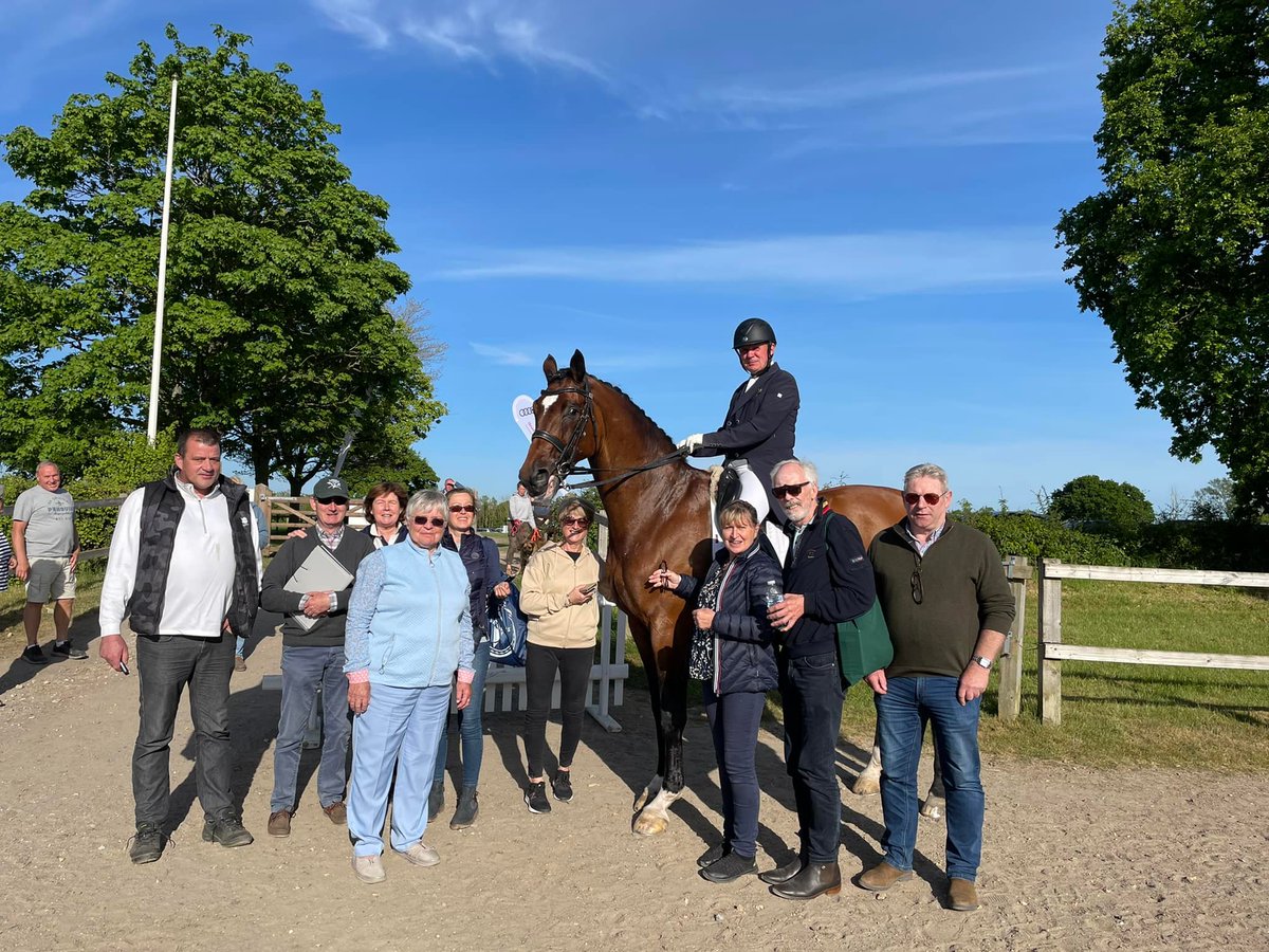 .<a href="/DressageIreland/">Dressage Ireland</a> judges training at <a href="/HicksteadEvents/">AEJC, Hickstead</a> last weekend.  11 judges travelled to Hickstead for Judges Training with Mary Anne Horn. Irish National #Dressage champion <a href="/DaneRawlins1/">Dane Rawlins</a> scored 67.52% in the Grand Prix. Pix of judges with Dane after his test.
#equestrian ☘️🐴