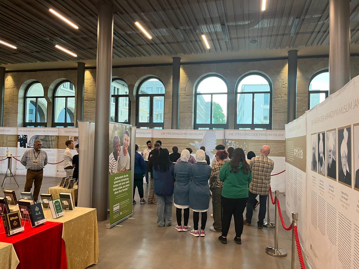AMJ_Aalen's tweet photo. Seit heute wird die Ausstellung auch von Schülerinnen und Schülern besucht, die sich über den Islam informiert haben und sich ein persönliches Bild über den Islam gemacht haben.
#aalen
#Ahmadiyya
#Frieden
#Integration
#Bildung
#Islam https://t.co/ksRv1EpzQw