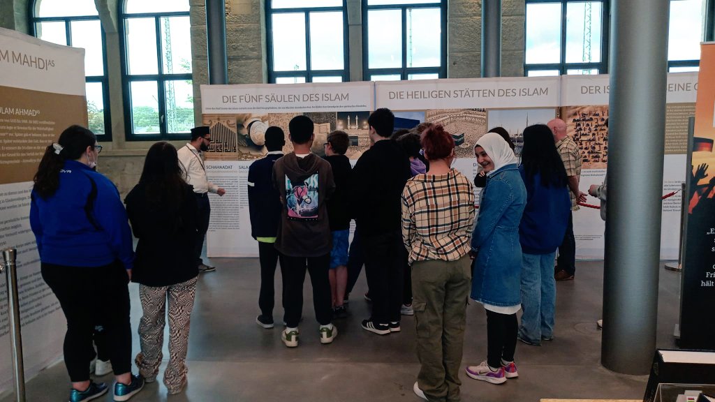 AMJ_Aalen's tweet photo. Seit heute wird die Ausstellung auch von Schülerinnen und Schülern besucht, die sich über den Islam informiert haben und sich ein persönliches Bild über den Islam gemacht haben.
#aalen
#Ahmadiyya
#Frieden
#Integration
#Bildung
#Islam https://t.co/ksRv1EpzQw