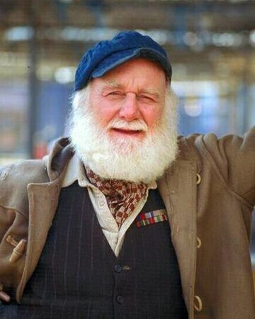 Both were superb in Only Fools And Horses.  But if you had to choose which do you think was the best character?
Please retweet for Grandad or like for Uncle Albert.