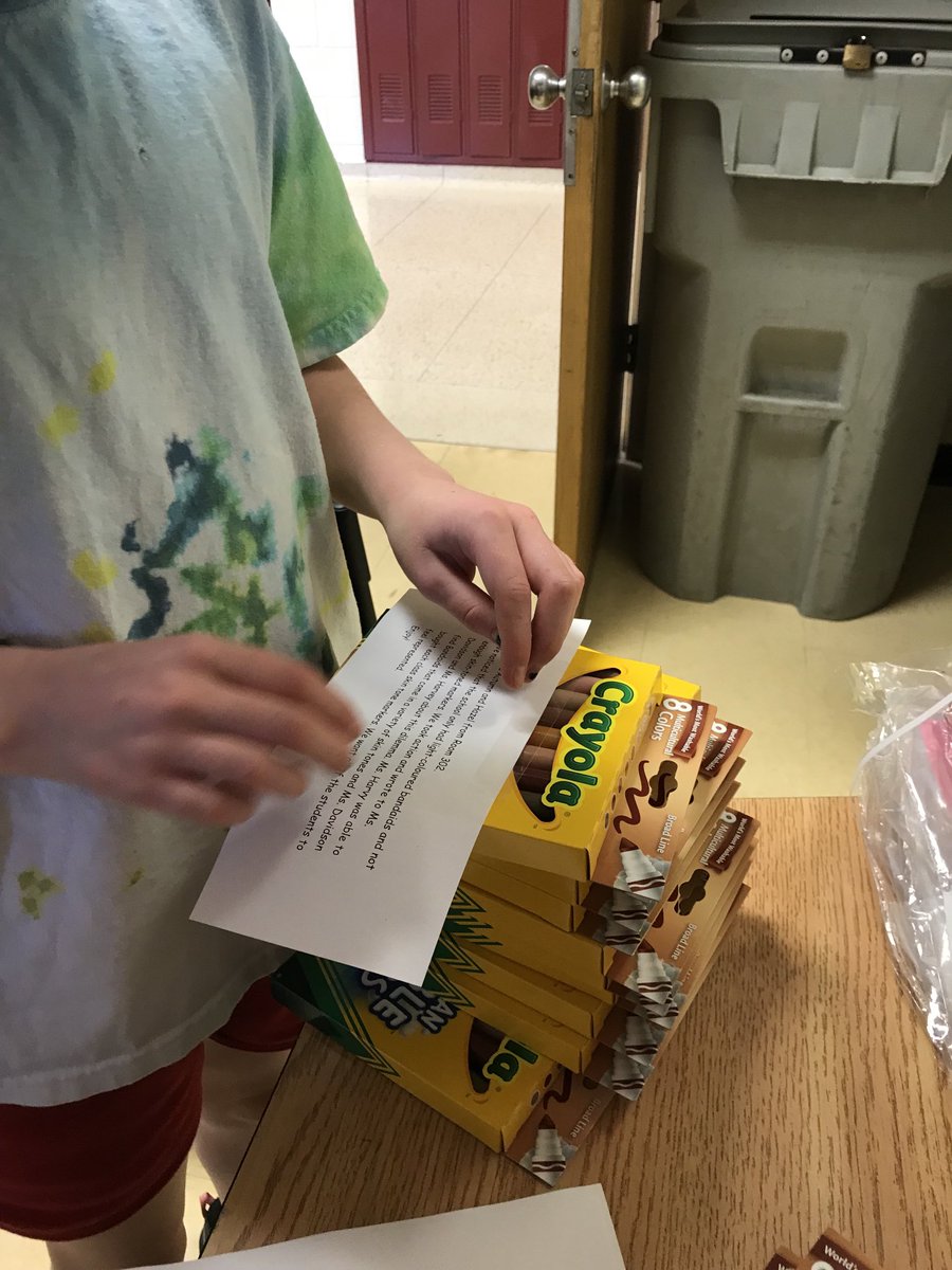 MariaHarveyTL1's tweet photo. Two grade 4 students took action ⁦@TDSB_AnnettePS⁩ ⁦⁦@TDSB_HPAS⁩ and distributed supplies to all classes. https://t.co/qxk0uFLUpr
