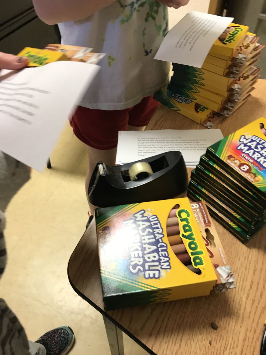 MariaHarveyTL1's tweet photo. Two grade 4 students took action ⁦@TDSB_AnnettePS⁩ ⁦⁦@TDSB_HPAS⁩ and distributed supplies to all classes. https://t.co/qxk0uFLUpr