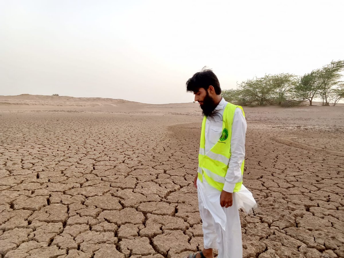 shiekmuhammad1's tweet photo. چولستان ایک درد کی تصویر آج ہماری حکومت اپنی کرسی کی جنگ لڑ رہی ہیں اور اہلیان چولستان پانی سے مر رہے ہیں 
#SindhNeedsWater
#MaryamNawazSharif
#imrankhanPTI
#ImranKhan
#BreakingNews 
#چولستان_کو_پانی_دو
#امپورٹڈ__حکومت__منظور https://t.co/r1ApoSFQLh