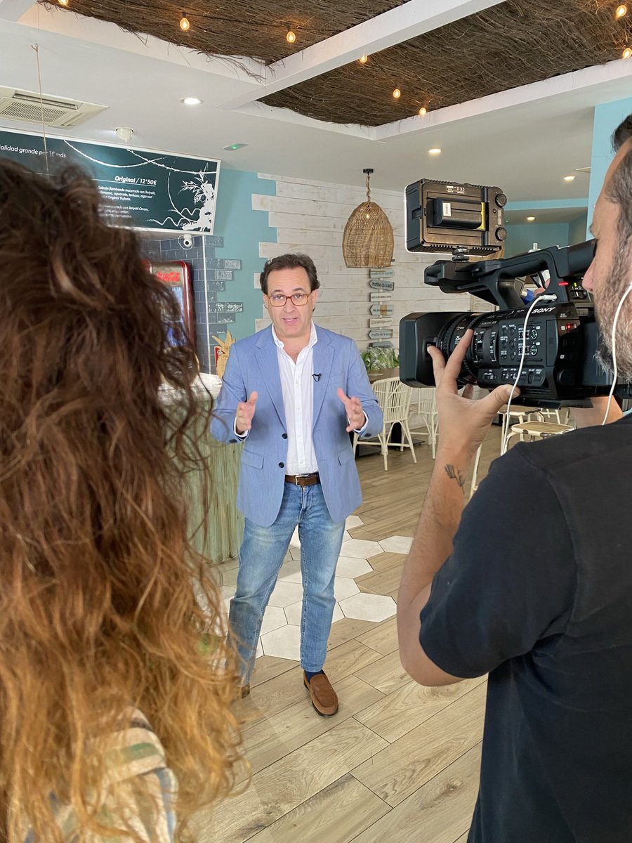 TastyPoke_Mur's tweet photo. .@La7_tv nos ha visitado en Tasty Alfonso X para realizar un interesante reportaje sobre una materia que… no vamos a desvelar 😂¡En breve anunciaremos cuando se emite para que podáis verlo! 💚

En las fotos, nuestra encargada, Elena Huidobro, y @JAGesrom socio fundador en Murcia https://t.co/5jrDLbJd8z