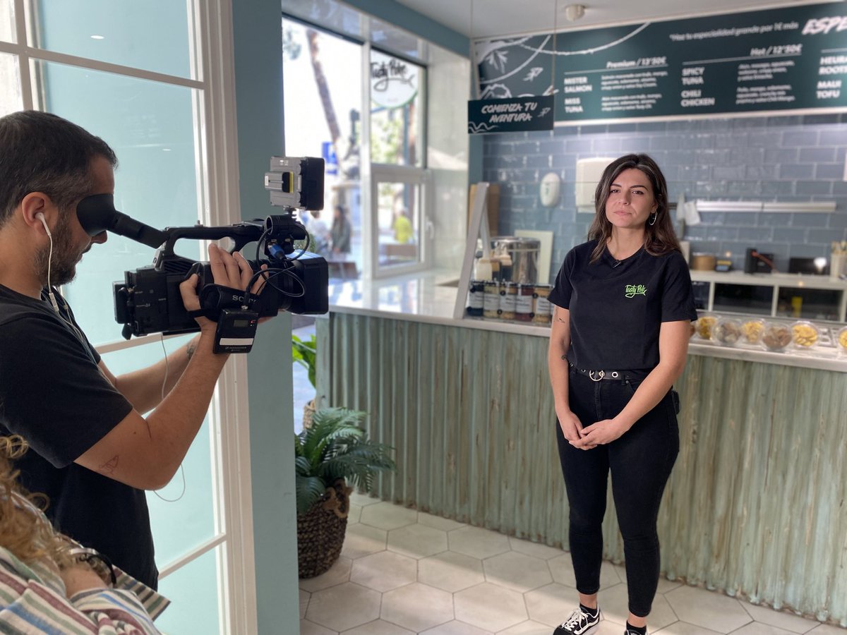 TastyPoke_Mur's tweet photo. .@La7_tv nos ha visitado en Tasty Alfonso X para realizar un interesante reportaje sobre una materia que… no vamos a desvelar 😂¡En breve anunciaremos cuando se emite para que podáis verlo! 💚

En las fotos, nuestra encargada, Elena Huidobro, y @JAGesrom socio fundador en Murcia https://t.co/5jrDLbJd8z