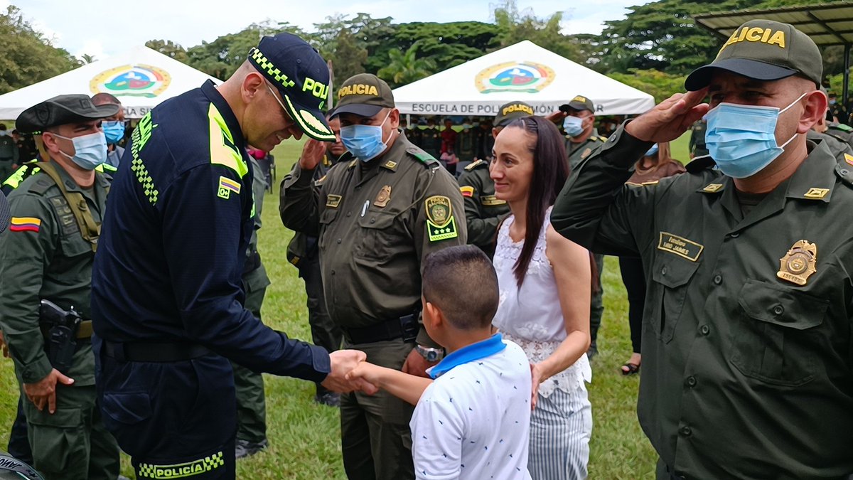DevalPolicia's tweet photo. #EsUnaRealidad desde el municipio de #Túlua, con una solemne ceremonia, realizamos la imposición de la distinción a nuestros #Patrulleros, merecido reconocimiento a la importante labor que desarrollan día a día. 
A ellos y sus familias muchas felicitaciones #EsUnHonorSerPolicía https://t.co/azZqTXUTQT