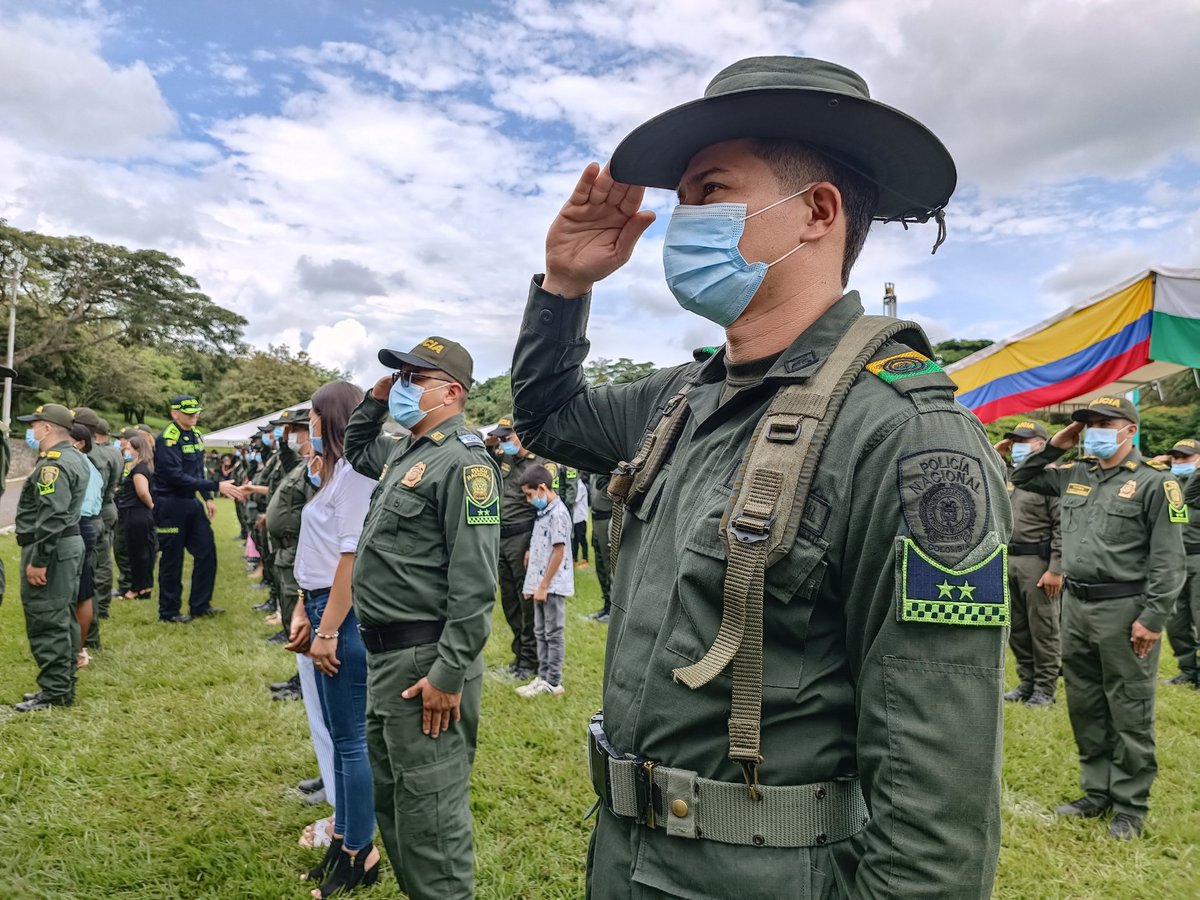 DevalPolicia's tweet photo. #EsUnaRealidad desde el municipio de #Túlua, con una solemne ceremonia, realizamos la imposición de la distinción a nuestros #Patrulleros, merecido reconocimiento a la importante labor que desarrollan día a día. 
A ellos y sus familias muchas felicitaciones #EsUnHonorSerPolicía https://t.co/azZqTXUTQT