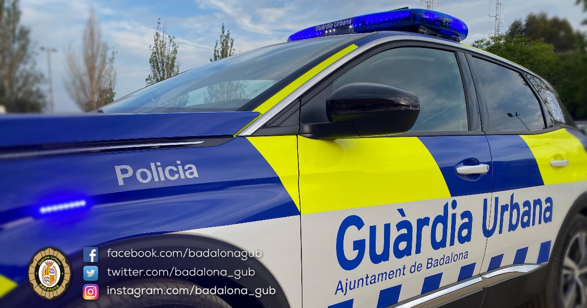 Badalona_GUB's tweet photo. Ens alerten en veure un home manipulant el cablejat de fanals en la #Morera. Gràcies a la col·laboració ciutadana, el localitzem i el detenim per sostreure el cablejat de 8 fanals. Fa tres setmanes, també el vam detenir per sostreure el cablejat de fanals de l’autopista. https://t.co/BKeEIlXZso