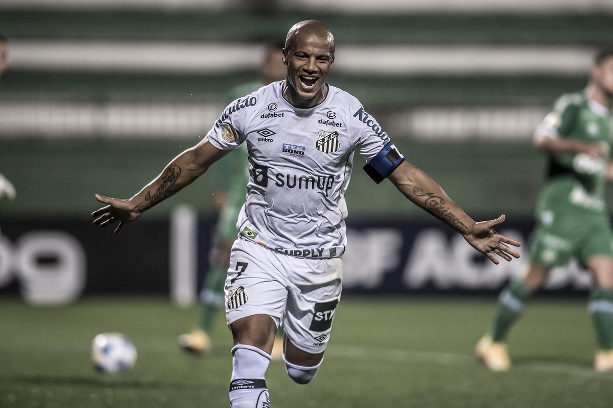 PeixeDaily's tweet photo. INFO: Santos não descarta negociar Carlos Sánchez, que perdeu espaço com Bustos.

O uruguaio, no entanto, tem o desejo de ficar. Sua esposa e filhos amam Santos e, por isso, não é qualquer proposta que irá convencê-lo.

🥺🐢

🗞: @atribunasantos https://t.co/6wz9v3hJHe