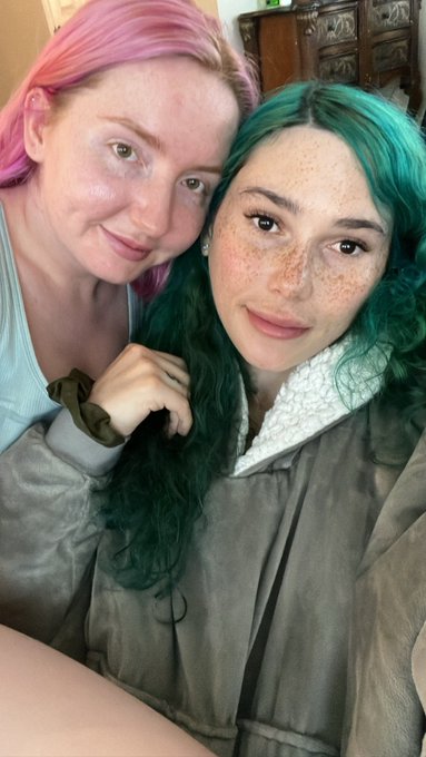 Would you date us? Comment yes or no! https://t.co/KXNrU5WDya