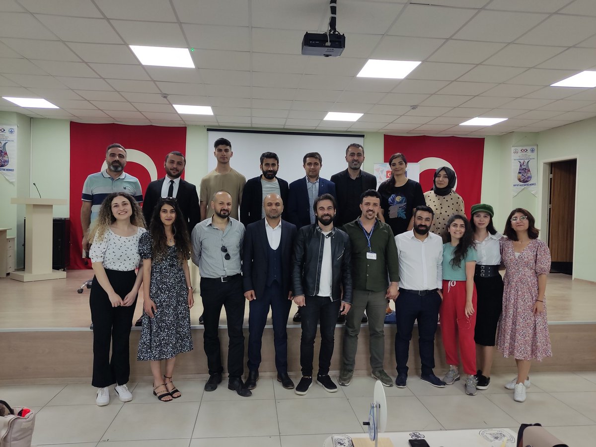 Bugün atölyemizi değerli oyuncu-yönetmen Cavit Çetin GÜNER ziyaret etti. Kendisine sohbeti ve yetişin grubu ile yapacağımız oyun hakkındaki değerlendirmeleri için çok teşekkür ediyoruz. 🎭

<a href="/Mardin_Valiligi/">Mardin Valiliği</a>
<a href="/midyatkaymakam/">T.C. Midyat Kaymakamlığı</a> 
<a href="/midyatilcemem/">Midyat İlçe Milli Eğitim Müdürlüğü</a> 
<a href="/Midyathem/">Midyat Halk Eğitimi Merkezi</a>