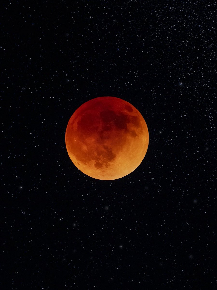 mikedyephoto's tweet photo. It was clear skies here in Kansas City last night so I had to try and get some photos of the Lunar Eclipse. It's kinda funny that I'm so into astrophotography but this is one of my first moon photos 😂🤷‍♂️ maybe I should work on that...
#lunareclipse2022 https://t.co/jm8XWtWDhu