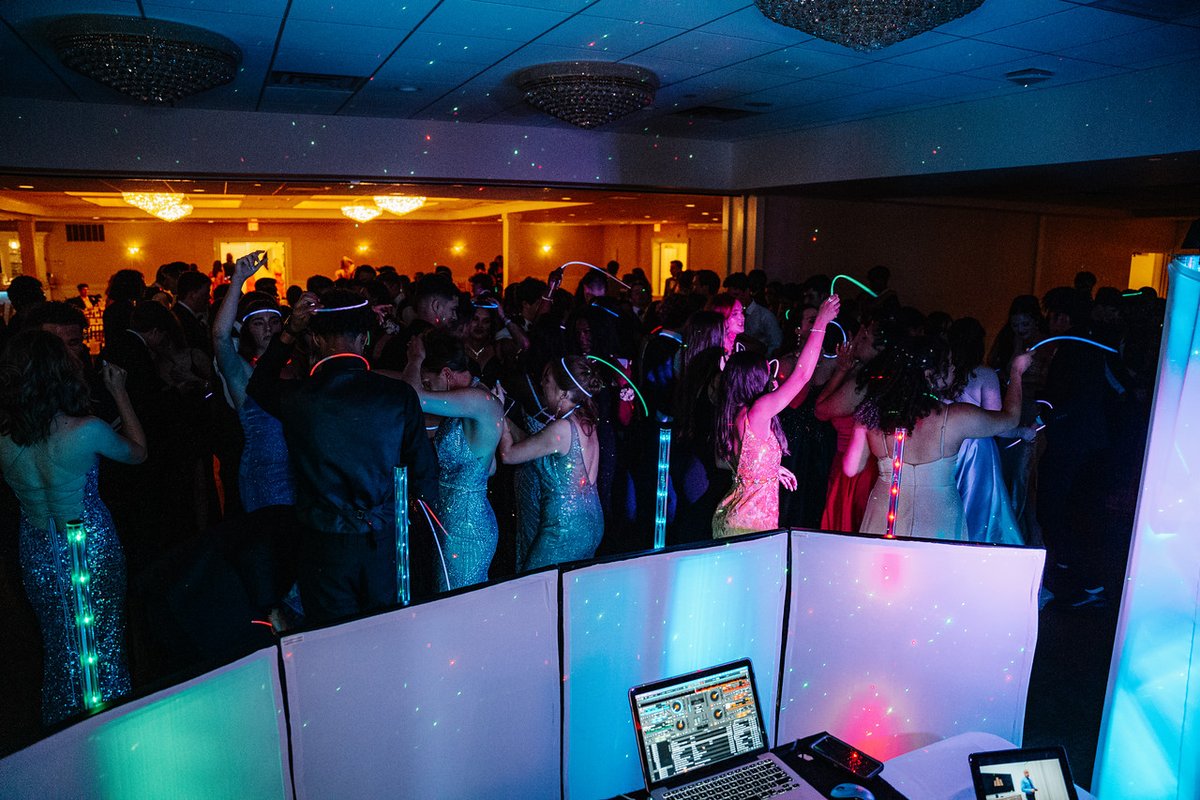 MaldenCatholic's tweet photo. The Senior Prom was a spectacular night to remember! #WeAreMC https://t.co/j0RCDn3rne