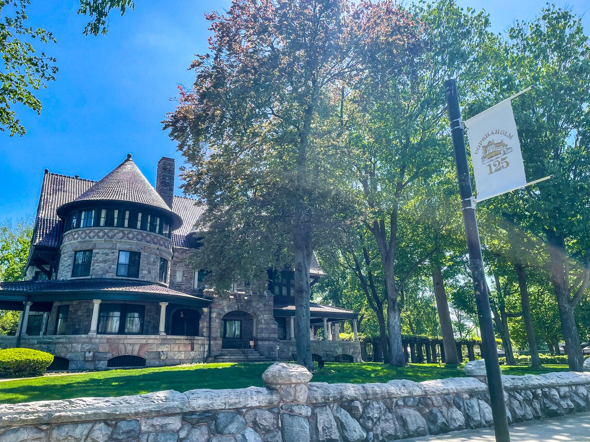historymuseumSB's tweet photo. There are some new banners outside of 808 W Washington Street!
โข
โข
#Copshaholm125 #OliverMansion #visitSB #historymuseum #Copshaholm https://t.co/US9vFWU3U6