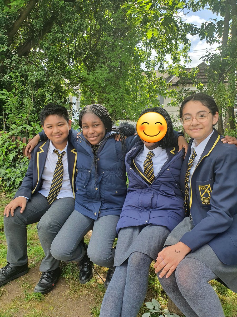 ststephensSW8's tweet photo. Year 6 relaxing and enjoying a break in the sunshine! 😉🌈 Time to make memories and enjoy friendships 😊💯⭐️ #StStephensCommunity #StStephensYear6 #StStephensStars⭐️ #Year6 #Friendships https://t.co/jaHGSXI5Fb