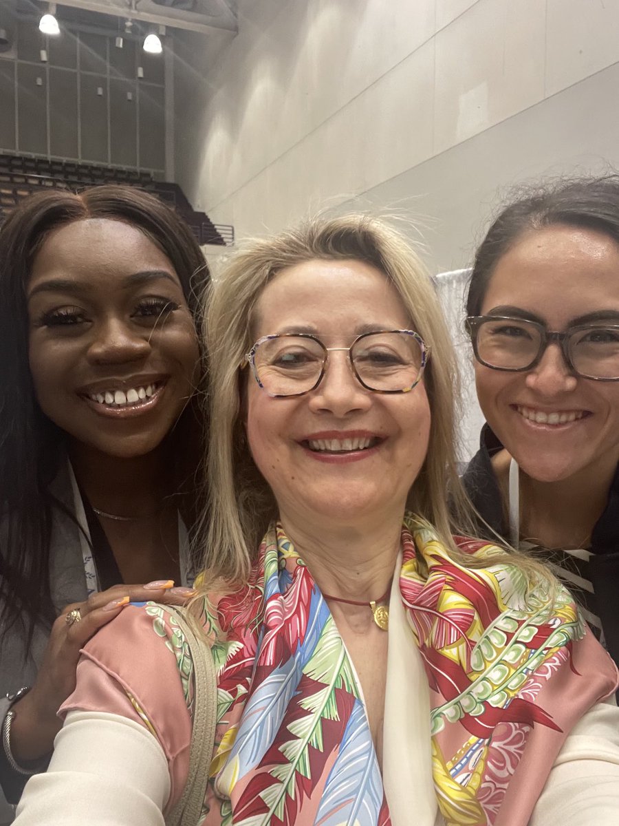 OPreventzaMD's tweet photo. Poster session.Great  student Elizabeth Smart presenting on racial disparities in thoracic aortic surgery Training the next generation ⁦@lizsmarttt⁩ ⁦@UTRGVSOM⁩ with excellent moderating session by ⁦@scottlemaire⁩ ⁦and Anelechi Anyanwu ⁦@MountSinaiNYC⁩ https://t.co/D1oHL1TaqY