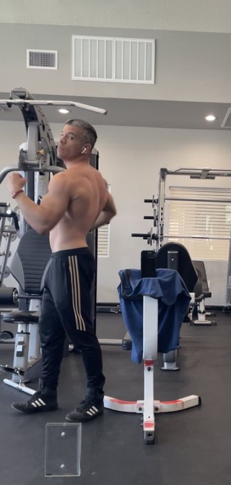 Ay caranba , is the bulge normal, like why does it look like It&rsquo;s big I don&rsquo;t get it, https://t.co/V