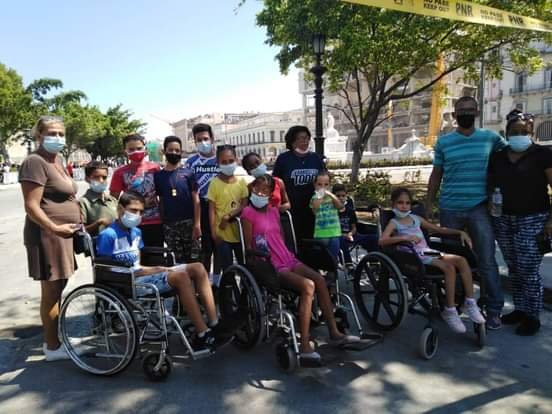 Como muestra de #Solidaridad hacia los familiares y el pueblo cubano, rinden tributo a las víctimas del accidente del #HotelSaratoga los pequeños de la Escuela Especial Solidaridad con Panamá.
#FuerzaCuba 
#SiempreConNosotros #Cuba #UJC @aylinalvarezG