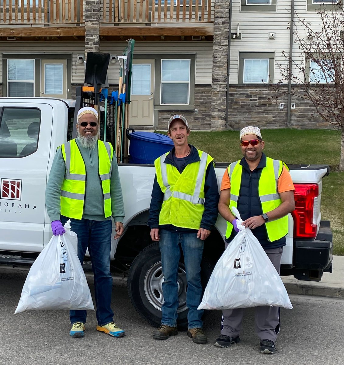 Bohras_Canada's tweet photo. Helping keep cities, rivers &amp; coasts clean is an important part of the @Dawoodi_Bohras global @ProjectRiseDB initiative. Our #Calgary volunteers joined the 55th Annual Parkway &amp; River Cleanup - the 3rd time we have partnered with the city to enhance the environment. #OnlyOneEarth https://t.co/uQnMLimP2H