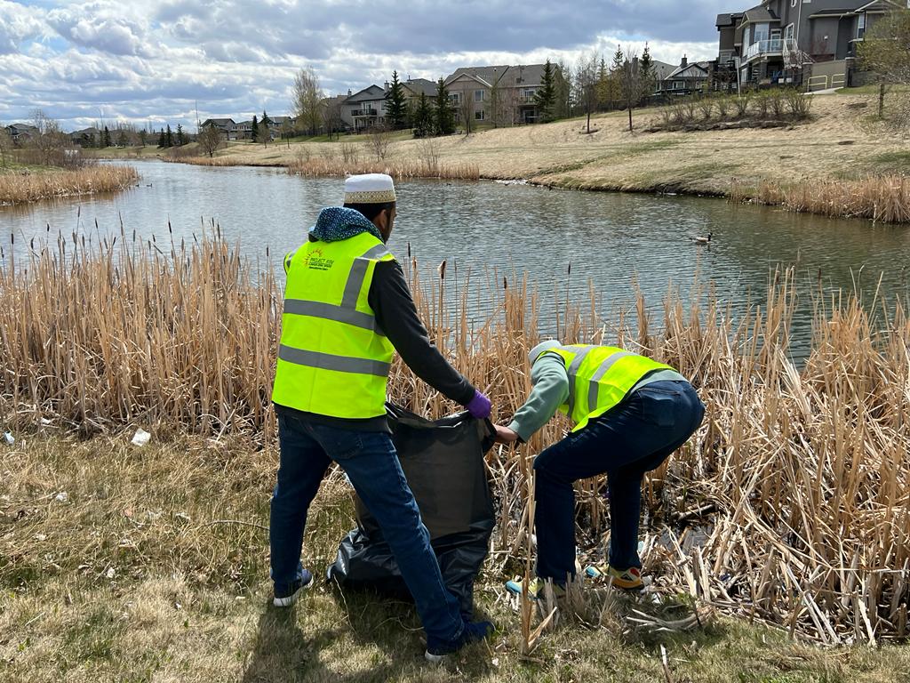 Bohras_Canada's tweet photo. Helping keep cities, rivers &amp; coasts clean is an important part of the @Dawoodi_Bohras global @ProjectRiseDB initiative. Our #Calgary volunteers joined the 55th Annual Parkway &amp; River Cleanup - the 3rd time we have partnered with the city to enhance the environment. #OnlyOneEarth https://t.co/uQnMLimP2H