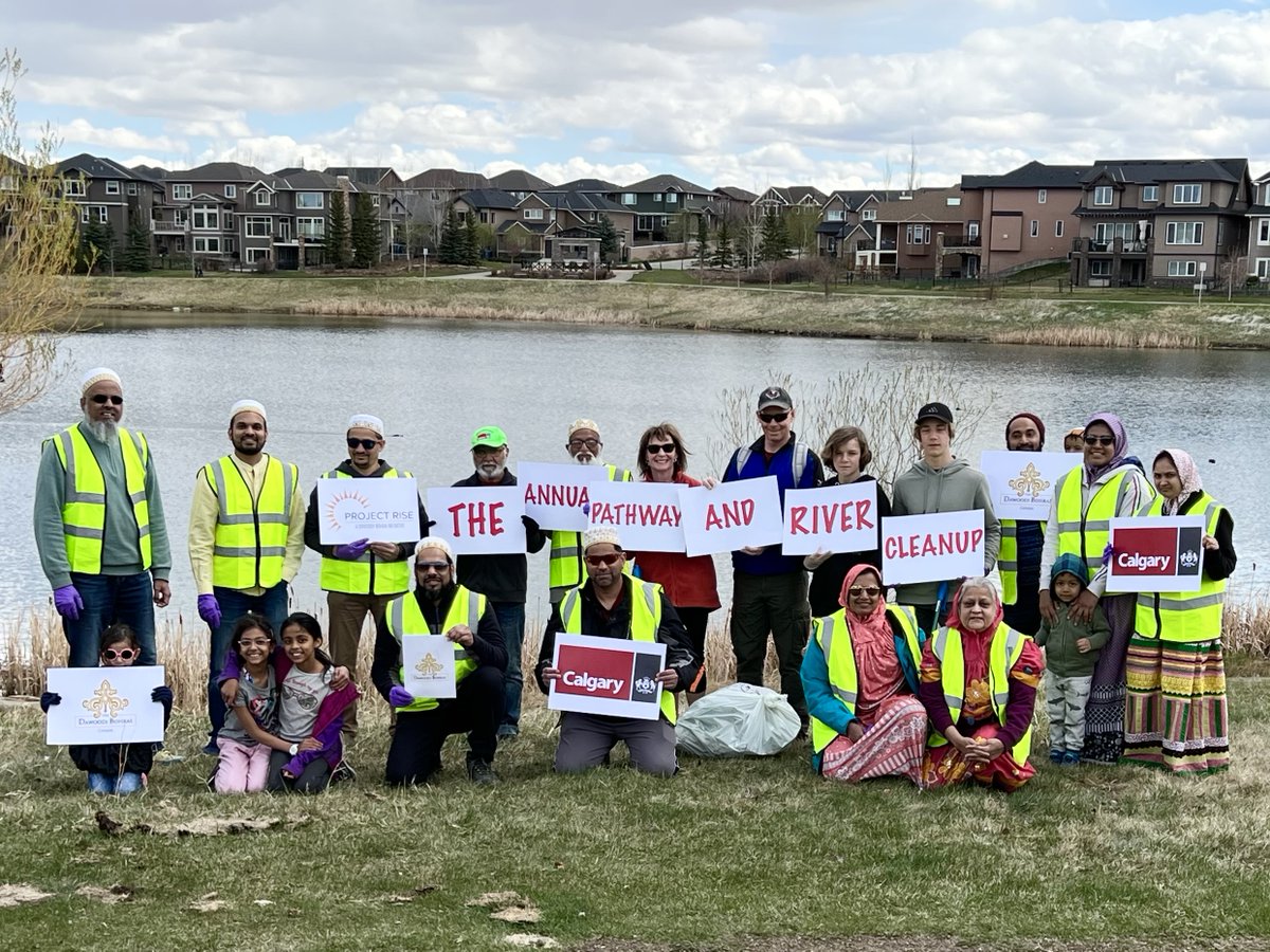Bohras_Canada's tweet photo. Helping keep cities, rivers &amp; coasts clean is an important part of the @Dawoodi_Bohras global @ProjectRiseDB initiative. Our #Calgary volunteers joined the 55th Annual Parkway &amp; River Cleanup - the 3rd time we have partnered with the city to enhance the environment. #OnlyOneEarth https://t.co/uQnMLimP2H