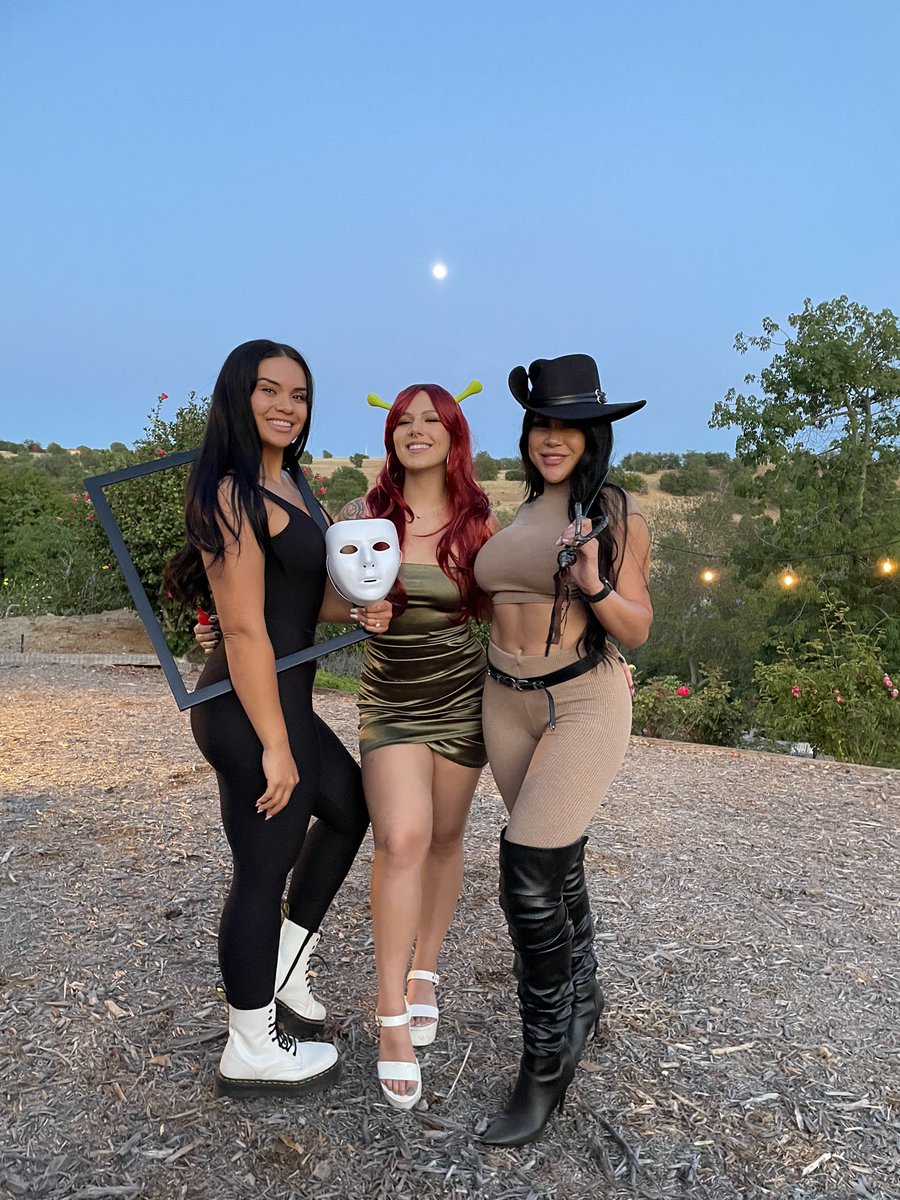 FlexWithJess's tweet image. I told my chiro I went to a shrek themed party and he said “a kids one I’m assuming” and I said no an adult one. behold the land of duloc…