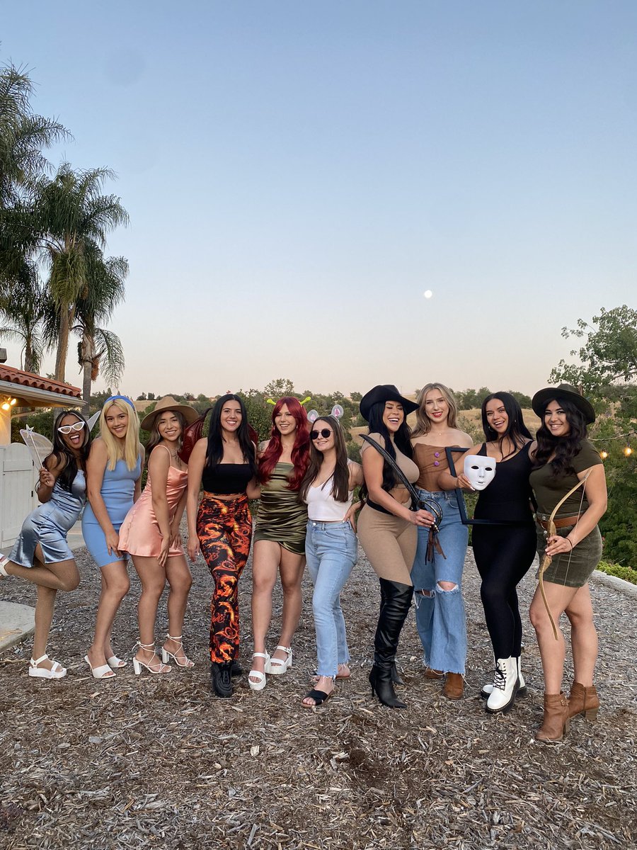 FlexWithJess's tweet image. I told my chiro I went to a shrek themed party and he said “a kids one I’m assuming” and I said no an adult one. behold the land of duloc…