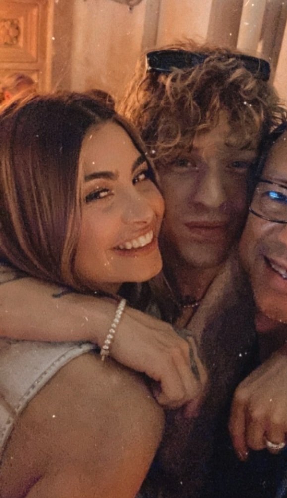 simuelvamour's tweet photo. questa reunion di Irama e Emma muscat 🖤 https://t.co/Lm4DvT2EQh