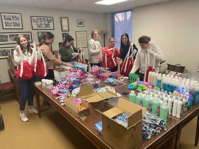 JuniorLeagueKC's tweet photo. This year, JLKCMO Community Kits Committee put together close to 1,000 Community Kits containing basic items for women and children arriving at a domestic violence shelters. Community agencies can order these kits by visiting https://t.co/ArPS1dKo3S.

#JLKCMO #CommunityKits https://t.co/M73zbJoUF4
