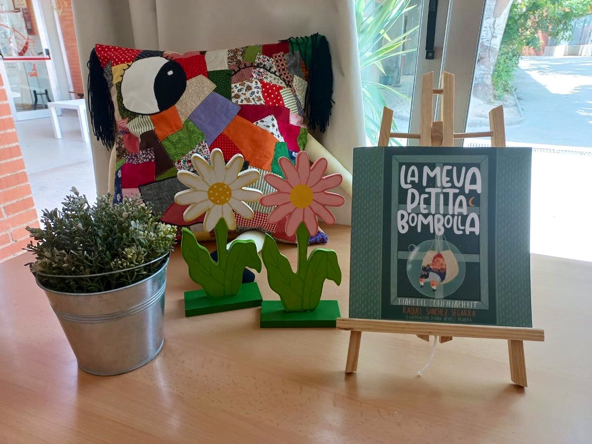EscolaFlix's tweet photo. Avui hem seguit amb les tardes literàries #km0 amb l’alumnat de #P4. 
La companya @Raquelssanse ens ha presentat el seu conte #Lamevapetitabombolla 
Quina estona més bonica hem passat! 🤗📚🫶🏼 https://t.co/PK6zvzrEqG
