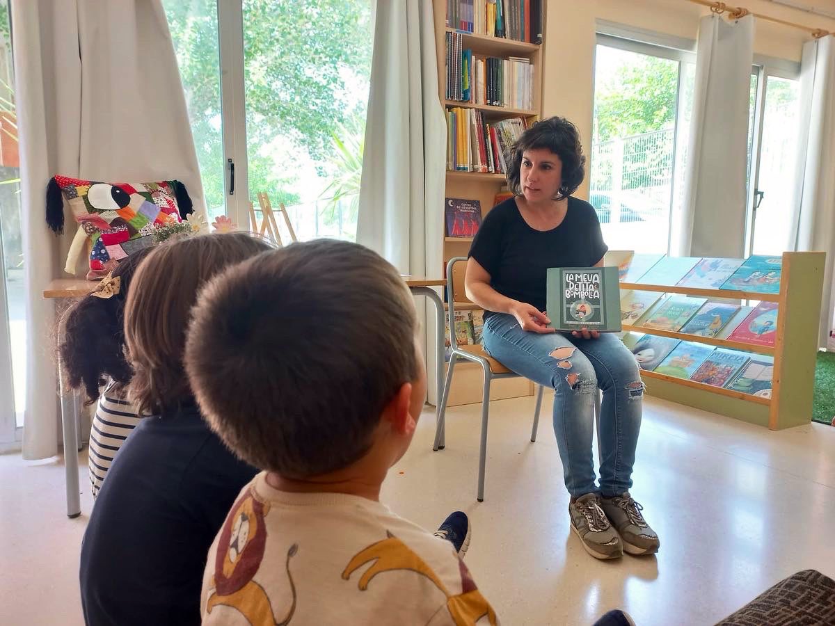 EscolaFlix's tweet photo. Avui hem seguit amb les tardes literàries #km0 amb l’alumnat de #P4. 
La companya @Raquelssanse ens ha presentat el seu conte #Lamevapetitabombolla 
Quina estona més bonica hem passat! 🤗📚🫶🏼 https://t.co/PK6zvzrEqG