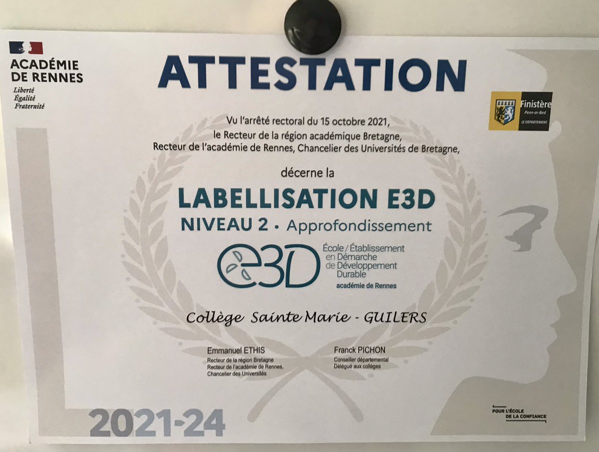 🌱Nouveau label ! 🌱

Le #collège a reçu aujourd’hui, de la part du Rectorat de Rennes, le label #E3D, qui vient attester la démarche développement durable de notre établissement. 

💪 Bravo à tous ceux qui en sont partie prenante : enseignants, élèves, personnels, partenaires…