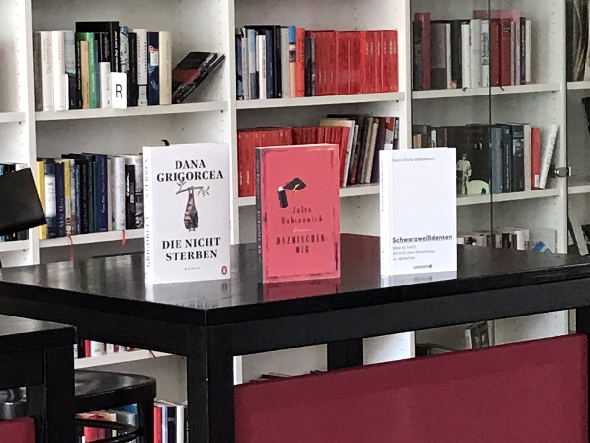 S_Krones's tweet photo. Was für eine bereichernde Runde gestern @LithausMUC mit @Dana_Grigorcea @PenguinVerlag @JulyaRabinowich @hanserliteratur @Sara_Maria_B @KnaurVerlag über Flucht, Fremde und Rassismus #readforpeace https://t.co/yMVctgxKfb