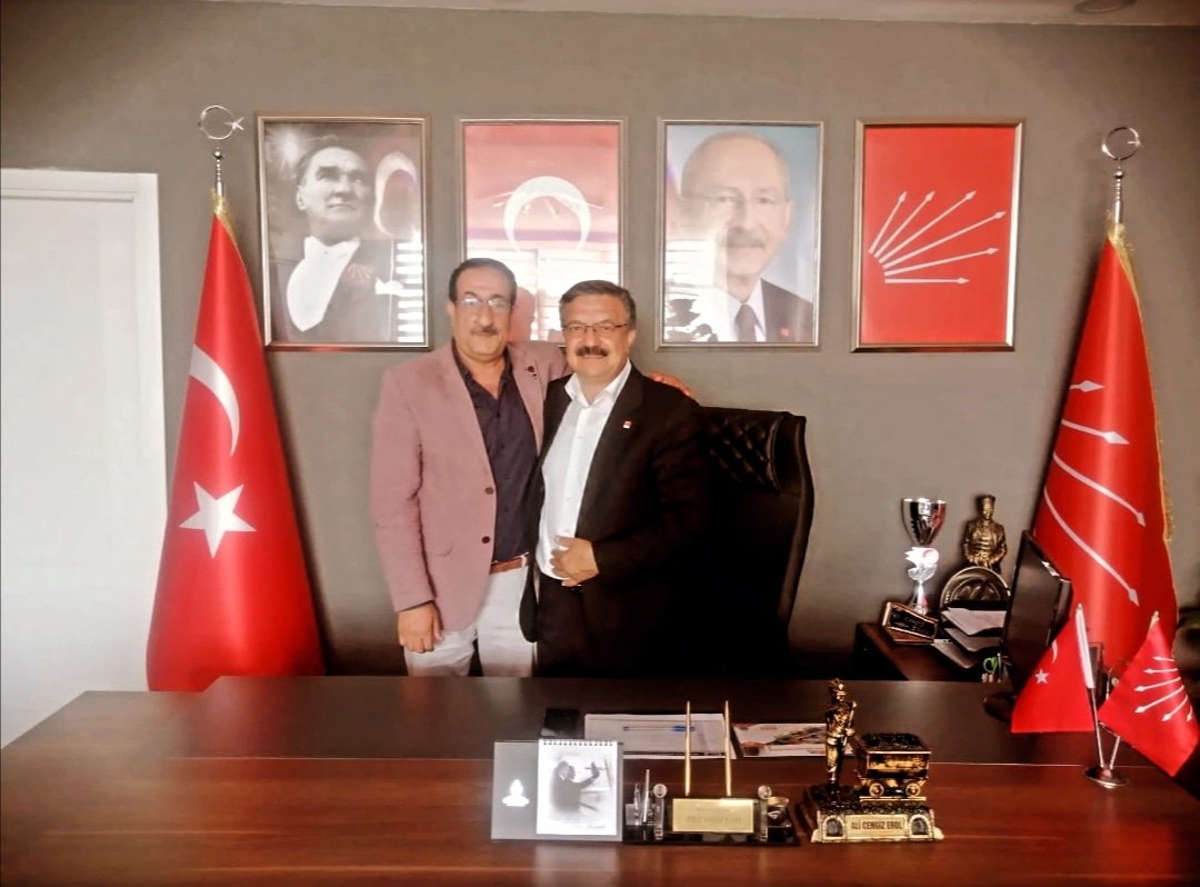 NÖBET EN KUTSAL GÖREVDİR...

Bugün CHP Maltepe İlçe Başkanımız Sn. Ali Cengiz Erol ile İlçe Başkanlığımızda nöbet görevimizi gerçekleştirdik. Başkanımıza ilgi ve alakalarından dolayı teşekkürlerimi sunuyorum.